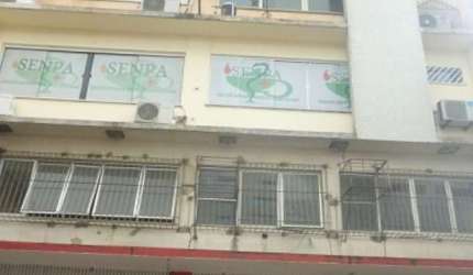 SALA COMERCIAL NO ED. AMÉRICO NICOLAU DA COSTA Localizada na Rua Santo Antônio. Medindo 45,00m².