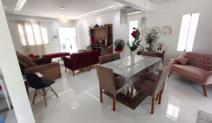 CASA TÉRREA COM 3 QUARTOS SENDO 2 SUÍTES! ÁREA TOTAL DE 450M²