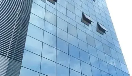 SALA COMERCIAL COM BANHEIRO PRIVATIVO! ÁREA PRIVATIVA DE 33M². O1 VAGA DE GARAGEM ROTATIVA.