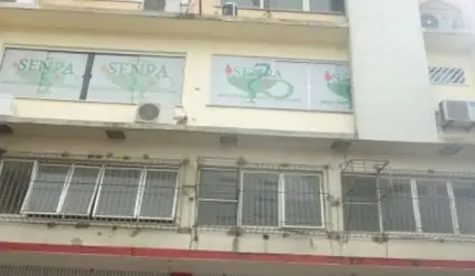 SALA COMERCIAL NO ED. AMÉRICO NICOLAU DA COSTA Localizada na Rua Santo Antônio. Medindo 45,00m².