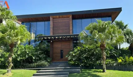 -COP 30 - CASA DE 3 PAVIMENTOS COM 4 SUÍTES NO CONDOMÍNIO ÁGUA CRISTAL! -ÁREA PRIVATIVA: 1.000M². -05 VAGAS DE GARAGEM
