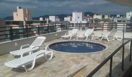 Apartamento no centrinho de Canasvieiras menos de 100 metros da praia ! 02 dormitórios