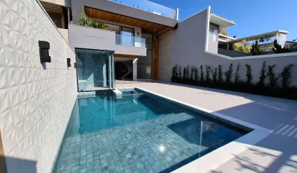 Casa Alto Padrão triplex recém construída 4 suites em Condomínio