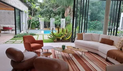 Luxuosa mansão de 8 quartos e 8 suítes na Riviera, Bertioga-SP, com 800m² e 7 vagas de garagem. Imperdível!