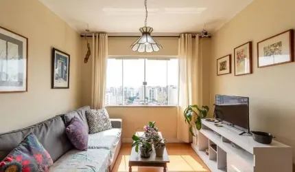 Apartamento em andar alto, reformado.
