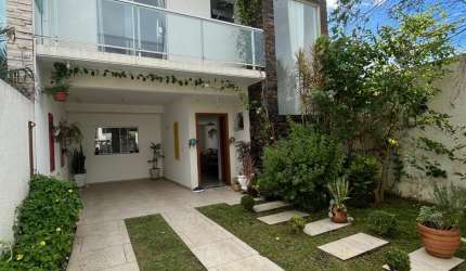 SOBRADO NO JARDIM CARVALHO COM AMPLO TERRENO