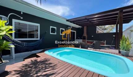 Casa com piscina no litoral
