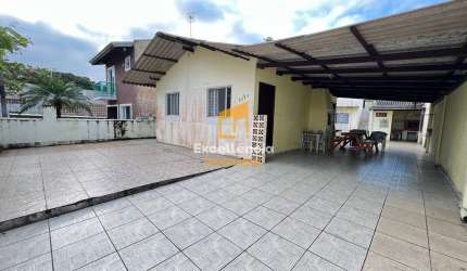 Casa individual com quitinete nos fundos