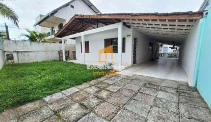 Casa com terreno amplo na Faixa do Mar