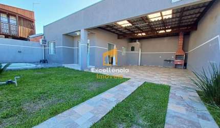 Casa com piscina e próximo ao mar