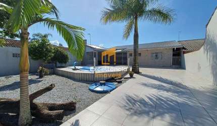 Casa com espaço de terreno perto do mar