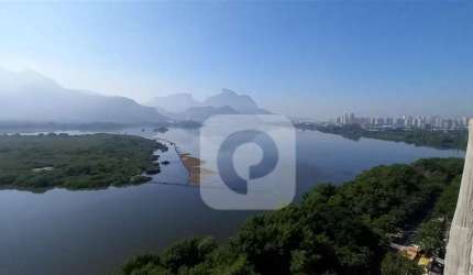Cobertura com 4 quartos e com piscina, 305 m²