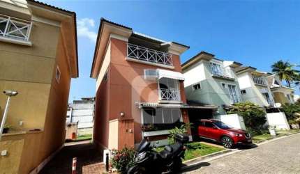 Aconchegante casa em condomínio fechado à 300m da praia!