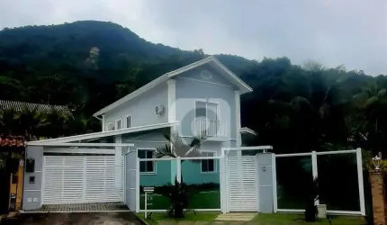 Maravilhosa Casa com Piscina no Pé da Montanha