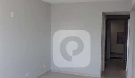 Sala comercial vazia em excelente estado