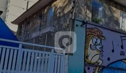 Casa comercial/residencial colado ao metro Afonso Penna