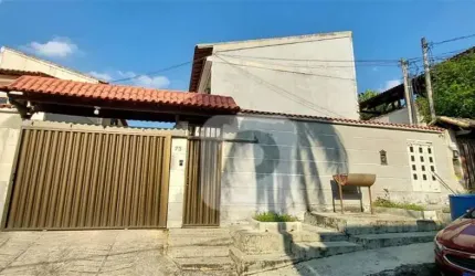 Maravilhosa casa de dois andares em condomínio fechado.