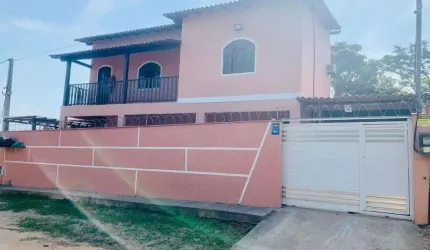 Casa com 3 quartos à venda com piscina e hidro.