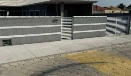 Casa à venda com piscina, localizada em condomínio com segurança 24hrs.