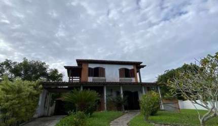 Casa duplex para locação na Pontinha.