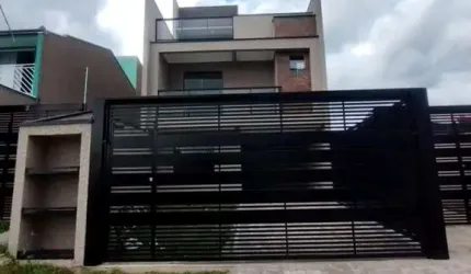 Lindo sobrado com suíte e um belo terraço.