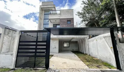 Sobrado com belo terraço e cozinha ampla