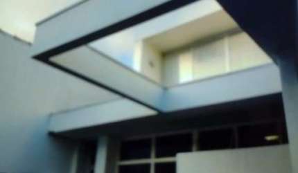 Casa para fins residencial e ou comercial, ótima localização, bairro Vianelo com 03 vagas de garagem