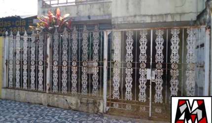 Casa para fins residenciais e ou comerciais no bairro do Vianelo, desocupada, excelente localização.