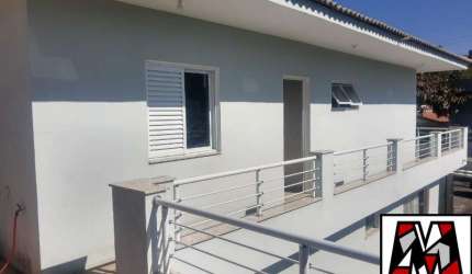 Vende ou permuta casa em local privilegiado, de fácil acesso, aceita permuta.