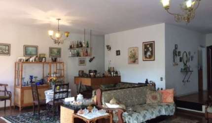 Casa para fins residenciais ou comerciais, estilo colonial, permuta
