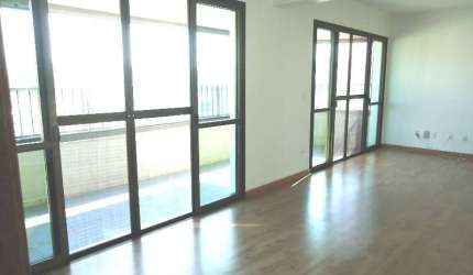 Amplo, vista livre, apartamento no centro da cidade