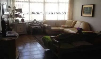 Casa térrea na Vila Municipal, 03 vagas de garagem, pintura nova, edícula no fundo, aceita permuta eestuda propostas.