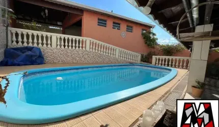 VENDO CASA TÉRREA, PISCINA, EXCELENTE LOCAL.