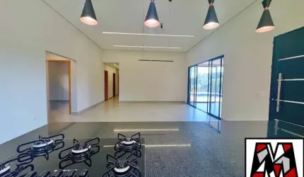 Casa térrea de fino acabamento recém construída condomínio fechado bairro do Caxambu
