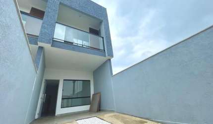 SOBRADO COM DUAS SUITES PERTINHO  DA PRAIA