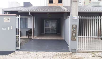 CASA COM DOIS QUANRTOS A 300 METROS DA PRAIA