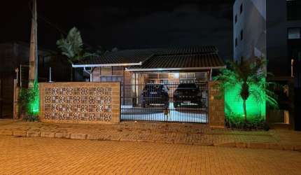 LINDA CASA PROXIMO A PRAIA COM TRES QUARTOS SENDO UMA SUITE