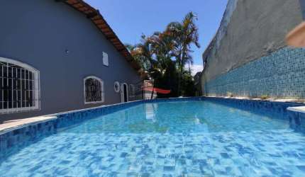 Casa com 3 dormitorios, piscina, 200m da Praia das Palmeiras - Caraguatatuba/SP
