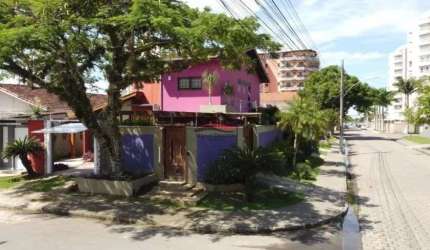 Sobrado à venda no bairro Indaiá em Caraguatatuba - com localização privilegiada.