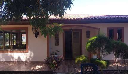 Casa antiga com duas piscinas e área para verde