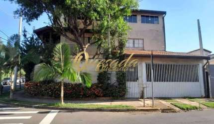 Sobrado à venda, 4 casas, 2 quartos cada, 5 vagas, quintal, Jardim Regina, Indaiatuba.