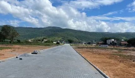 LINDO TERRENO COM VISTAS PARA A MONTANHA