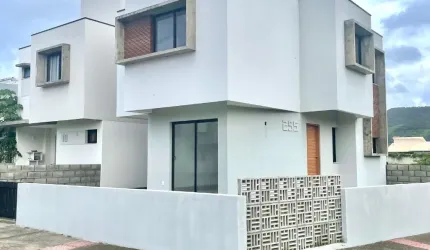 Lindo sobrado, no Loteamento Pedra Branca em Garopaba