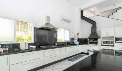 Casa alto padrão em condomínio no Itacorubi