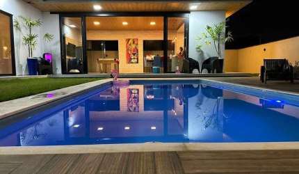 Casa Alto Padrão em Barra do Jacuípe com 3|4, 04G e 200M²