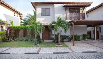 Casa em Lauro de Freitas com 4|4, 02G e 220M² | Terreno de 300M²