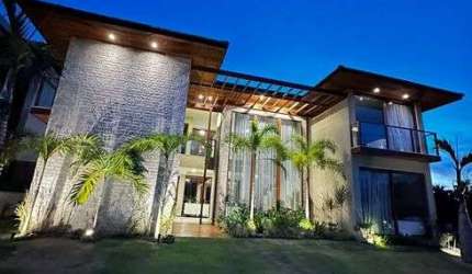 Casa em Praia do Forte com 9|4, 12G e 650M²