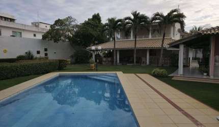 Casa em Buraquinho com 5|4, 06G e 397M² | Terreno 1200M²
