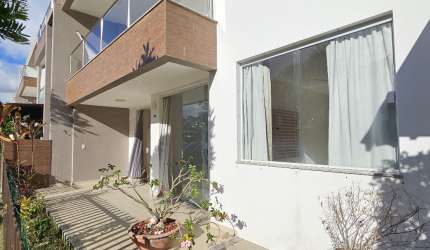 Apartamento térreo tipo Garden com três quartos e varanda em Buraquinho