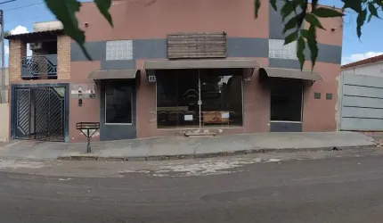 Casa com Comércio na frente no Centro de Monte Aprazível